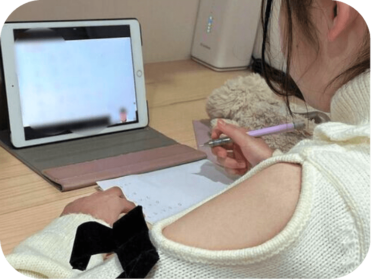 自習を始める前にスタッフと話しているお子さんの画像です。