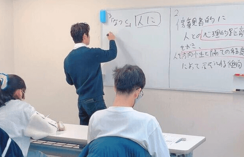 やる気アシストの2025年冬期講習・公立入試直前講習で国語の解説をする様子