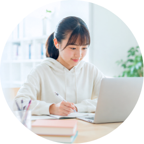 分からない問題を質問しているお子さんの画像